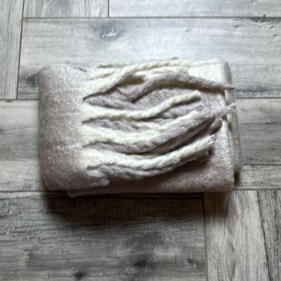 ASOS DESIGN two tone fluffy scarf with tassels in beige - Picture 1 of 5